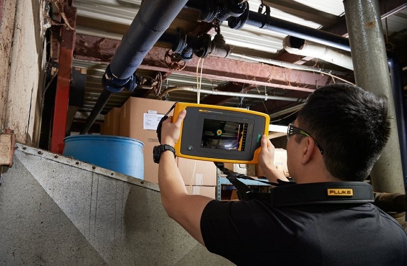 a person using Fluke Ii900